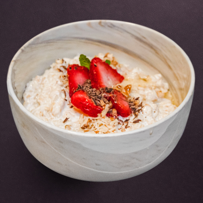 Овсяная каша на молоке с клубникой и шоколадом