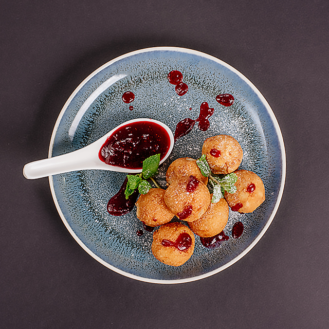 Сырные шарики с вишневым конфи