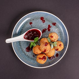 Сырные шарики с вишневым конфи Сырные шарики с вишневым конфи